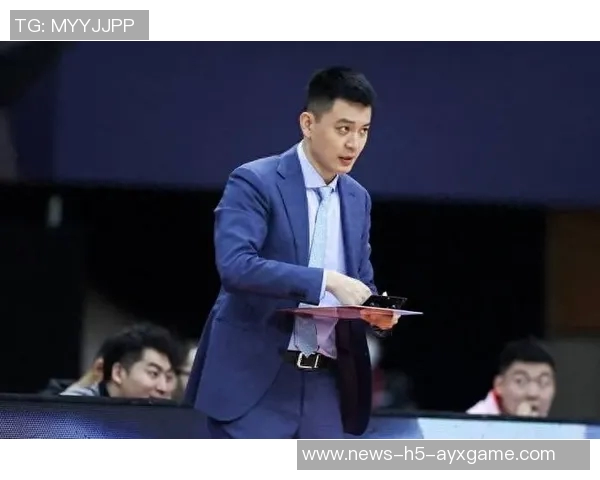 杨鸣工作室力挺遭驱逐的2T：勇于表达与行动的精神值得赞赏